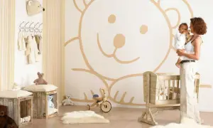 Cameretta neonato maschio con orso gigante disegnato sul muro, culla in legno e peluche. Idee pareti cameretta neonato maschio.