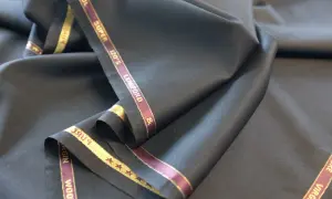 Elegancka, czarna wełna z metką "Super 120's Virgin Wool". Idealna na garnitur.