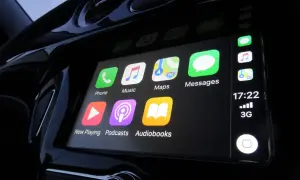 Ekran samochodu z ikonami Apple CarPlay: Telefon, Muzyka, Mapy, Wiadomości, Teraz odtwarzane, Podcasty, Audiobooki.