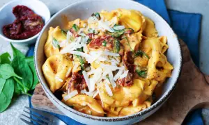 Cremige Tortellini Gerichte mit Spinat und getrockneten Tomaten, bestreut mit Parmesan. Ein Genuss für jeden Tag.