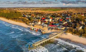 Idealne miejsce, gdzie nad morze z dzieckiem. Molo, plaża, kolorowe łodzie i urokliwe miasteczko.