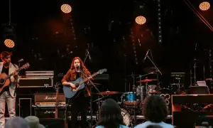 Zespół gra na scenie, wokalistka z gitarą, gitarzysta, klawiszowiec. To ich ostatnia nadzieja, tekst piosenki brzmi w powietrzu.