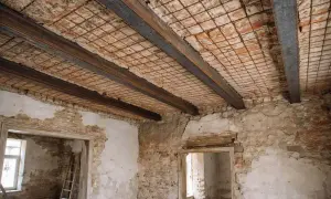 Widok stropu kleina w przekroju, z widocznymi stalowymi belkami i ceglanym wypełnieniem.