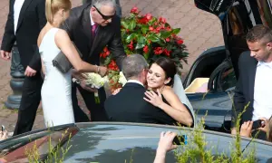 Szczęśliwa panna młoda w białej sukni przytula pana młodego. To piękny moment z ich ślubu, być może Roberta Lewandowskiego.