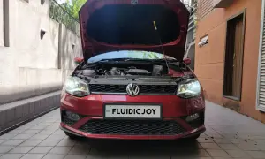 Czerwony VW Polo z otwartą maską, gotowy do wymiany żarówki H7.