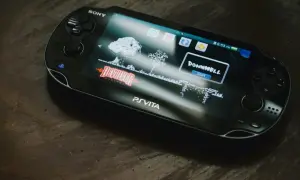 Konsola PlayStation Vita 2 z uruchomioną grą Downwell.