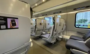 Puste siedzenia w wagonie 1 klasa intercity. Czysto i komfortowo, idealnie na podróż.