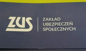 Logo ZUS (Zakład Ubezpieczeń Społecznych) na granatowym tle.