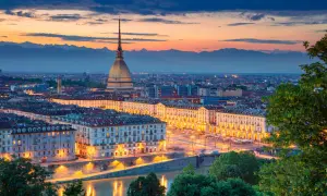 Skymningen över Turin, Italien, med Mole Antonelliana som reser sig mot en färgsprakande himmel.