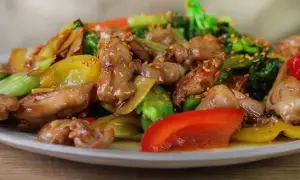 En läcker kyckling wok med broccoli, paprika och sesamfrön. En färgstark och hälsosam måltid.