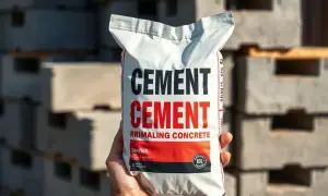 Jaki cement do murowania bloczków betonowych? Poznaj najlepsze