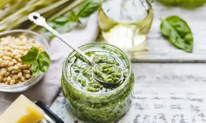 Frisches Pesto im Glas, bereit für die Zubereitung. Darf Baby Pesto aus dem Glas essen? Ja, wenn es selbstgemacht ist!