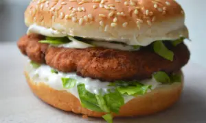 McChicken z chrupiącym kurczakiem, sałatą i kremowym sosem, który przypomina sos do McChickena.