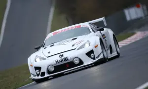 Biały Lexus LFA na torze wyścigowym, z numerem 127 i logiem H&R.