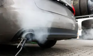 Dym z rury wydechowej samochodu z silnikiem wysokoprężnym podczas badania emisji.