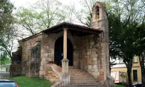 Antigua capilla de Santa Cruz, con su campanario y escalinata de piedra. Un lugar con historia, como un dolmen.