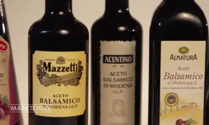 Drei Flaschen Aceto Balsamico di Modena, darunter Mazzetti und Alnatura.