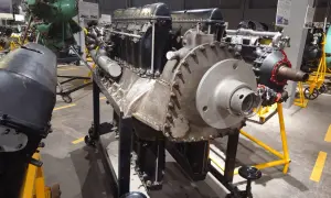 Potężny silnik lotniczy Hispano Suiza, z charakterystycznym blokiem cylindrów i masywną przekładnią, prezentowany na wystawie techniki lotniczej.