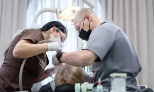 Czy podczas okresu można iść do dentysty? Sprawdź, czy to bezpieczne