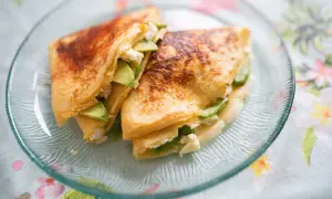Pancake ripieni di avocado e formaggio fresco, un'idea sfiziosa su come farcire i pancake a dieta.