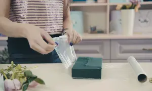 Przygotowanie gąbki florystycznej do kwiatów. Dowiedz się, jak długo moczyć gąbkę florystyczną, by była idealnie nawodniona.