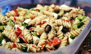 Leckerer Nudelsalat mit Oliven, Paprika und Brokkoli, perfekt als Beilage zum Grillen.