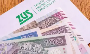 ZUS na kopercie, pod nią polskie banknoty. Czy to zapowiedź trzynastki 2026?