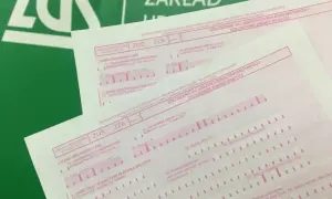 Formularze ZUS ZZA. Na jednym z nich widnieje pole "kod zawodu prezes zarządu", co sugeruje zgłoszenie zmian w danych pracownika.