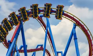 Pasażerowie na wagonikach najwyższego rollercoastera na świecie szykują się na emocjonujący zjazd.