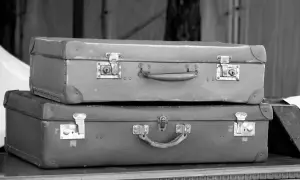 Deux vieilles valises empilées, évoquant les voyages et l'histoire de qu'est ce que Ellis Island.