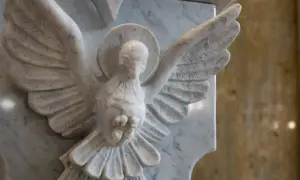 Kamienna gołębica z rozpostartymi skrzydłami, symbol Ducha Świętego, przypomina mi, dlaczego chcę iść do bierzmowania.