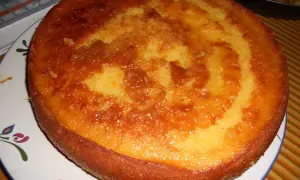 Un délicieux cake à l'orange, doré et moelleux, prêt à être dégusté. Sa croûte caramélisée promet une explosion de saveurs.