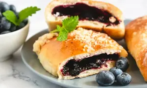 Jagodzianka z kruszonką, pełna jagód. Pyszna i słodka, idealna na przekąskę. Zastanawiasz się nad jagodzianka kcal?