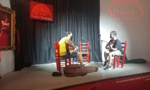 Dos guitarristas tocan en el escenario de La Alborea Tablao Flamenco.