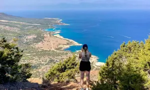 Frauenblick auf die Küste Zyperns. Tolle Aussicht für Zypern Reisetipps.
