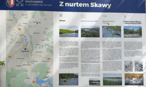 Mapa turystyczna z zaznaczoną rzeką Skawą, która przepływa przez Wadowice. Opisuje jej historię, walory przyrodnicze i rekreacyjne.