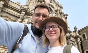 Para zwiedza Katania. Widok na barokową fasadę kościoła. Co zobaczyć w Katanii?