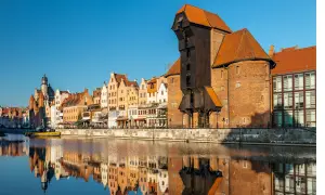 Nad Motławą w Gdańsku, Żuraw i kamienice odbijają się w wodzie. Poznaj ciekawostki o Gdańsku!