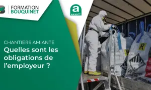Travailleur en combinaison blanche, masqué, manipulant des sacs étiquetés "amiante". Formation Bouquinet : chantiers amiante, quelles sont les obligations de l'employeur ? J'ai été exposé à l'amiante.