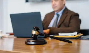 Ile kosztuje adwokat w sprawie o narkotyki? Sprawdź, co wpływa na ceny
