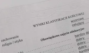 Wyniki klasyfikacji końcowej, kluczowe dla podania do szkoły średniej. Widoczne oceny z obowiązkowych zajęć edukacyjnych.