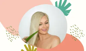Blondynka z uśmiechem dotyka włosów liściem aloesu, który jest naturalnym kosmetykiem, aloes na włosy bez spłukiwania.