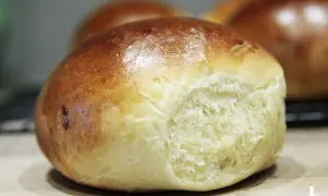 Złocista bułka brioche z chrupiącą skórką i puszystym wnętrzem, gotowa do podania.