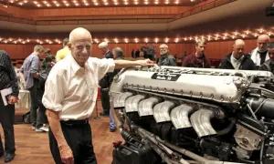 Per Gillbrand ler vid en Rolls-Royce Merlin 38 motor.