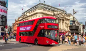 Czerwony piętrowy autobus Arriva na Piccadilly Circus, symbol tego, jak poruszać się po Londynie.