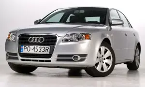 Srebrne Audi A4 B7 2.0 TDI z polskimi tablicami PO 4533R, prezentujące się na białym tle.