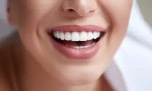 Uśmiech z idealnie białymi zębami w 10 minut. Piękny, zdrowy uśmiech to marzenie każdej kobiety.