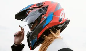 Jaki kask na motorower? Wybierz bezpieczny i zgodny z prawem!
