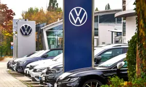 Vor einem Autohaus stehen mehrere VW-Modelle. Die Frage, wie viele Monatsgehälter für ein Auto, beschäftigt viele.