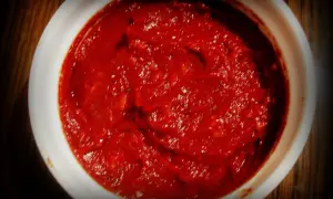Domowy sos do pizzy z pomidorów, idealny do przygotowania na własnej kuchni.